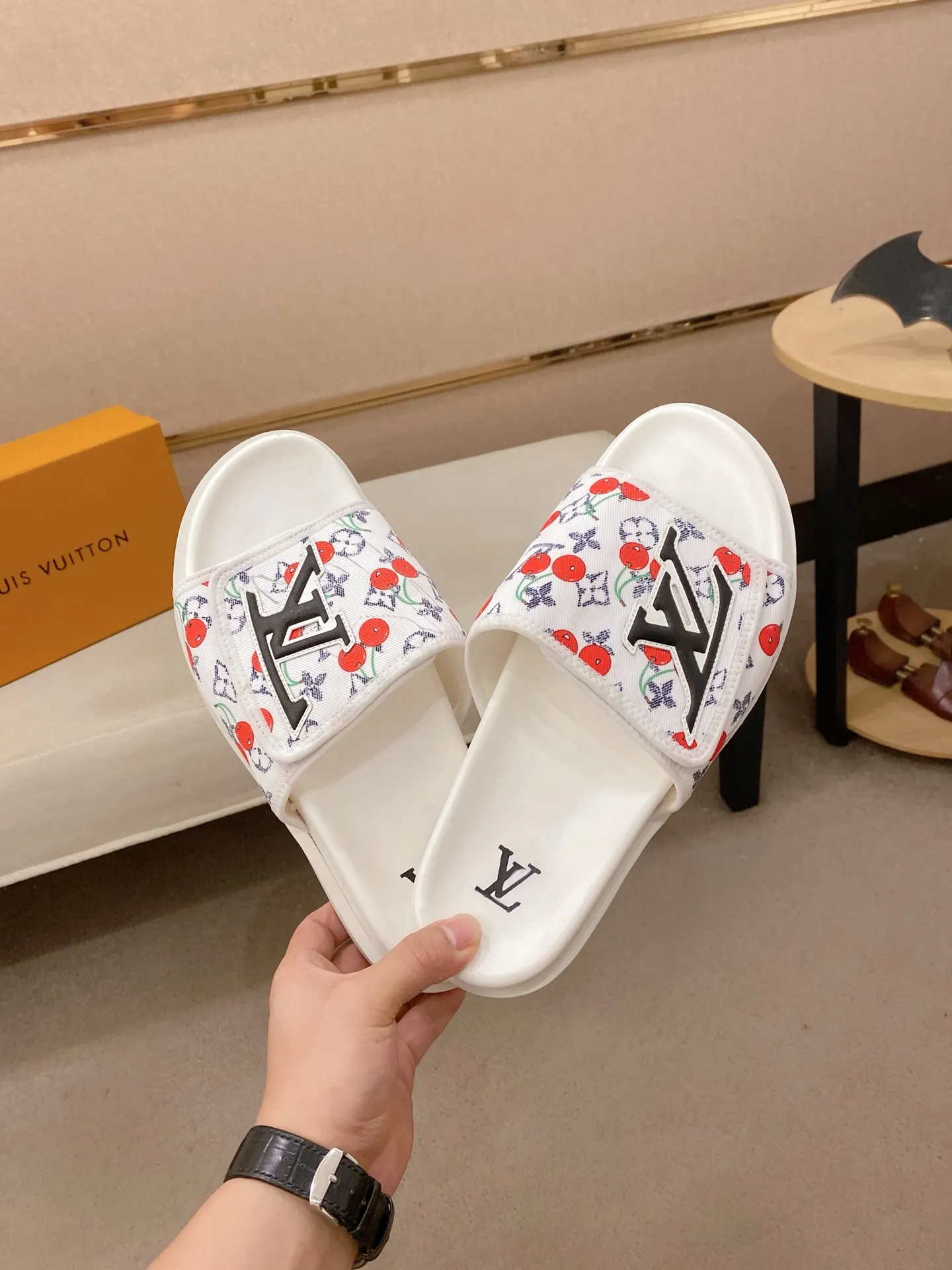 Men's shoes💰: 320💰Made by LV🔍Top purchasing agent, men's spring and summer slippers are available at the same counter. The uppers are made of cowhide imported from Italy, with logo graphics and high-quality craftsmanship. Soles: original soles specially provided by the original factory. Exclusive molded soles are super comfortable. Original goods with single order, 🔍🔍high quality, you can enter and exit the counter at will. Welcome to compare, code number 38-44. Can be customized45